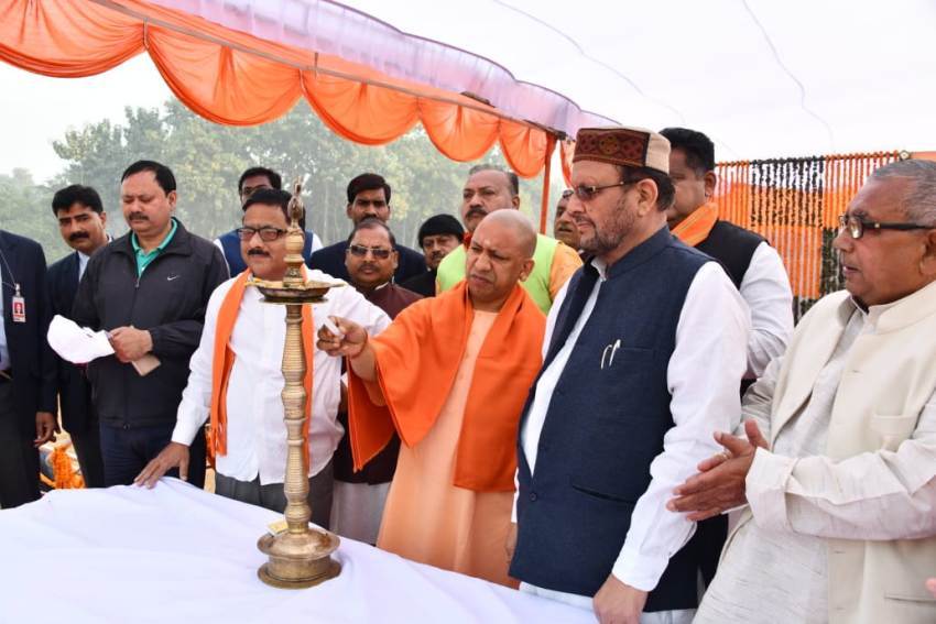 UPCM ने गोरखपुर में दीप प्रज्जवलित कर कार्यक्रम का शुभारम्भ करते हुए