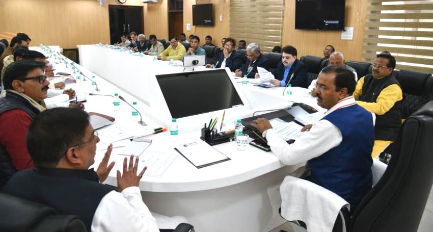 UP_Dy_CM केशव प्रसाद मौर्य उत्तर प्रदेश सरकार के विधायकों के साथ बैठक करते हुए