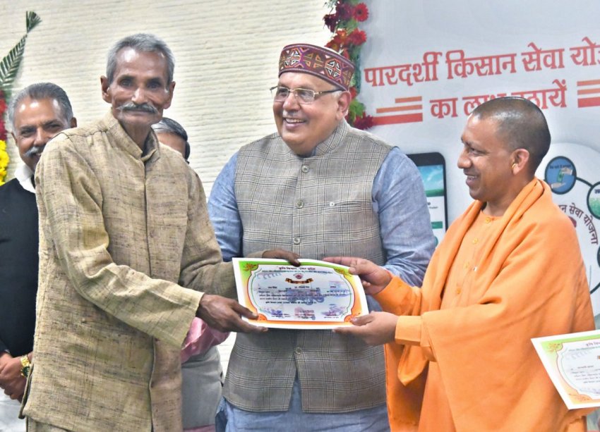 UPCM 'द मिलियन फार्मर्स स्कूल' के अन्तर्गत चयनित किसानों को चयन पत्र वितरित करते हुए