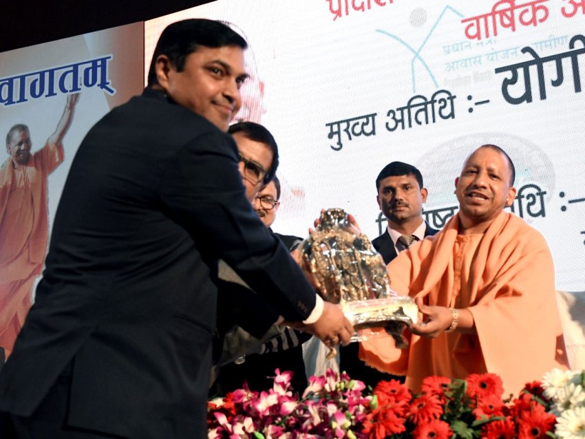 UPCM को ‘उत्तर प्रदेश प्रादेशिक विकास सेवा संगठन’ के वार्षिक अधिवेशन में स्मृति भेंट करते हुए