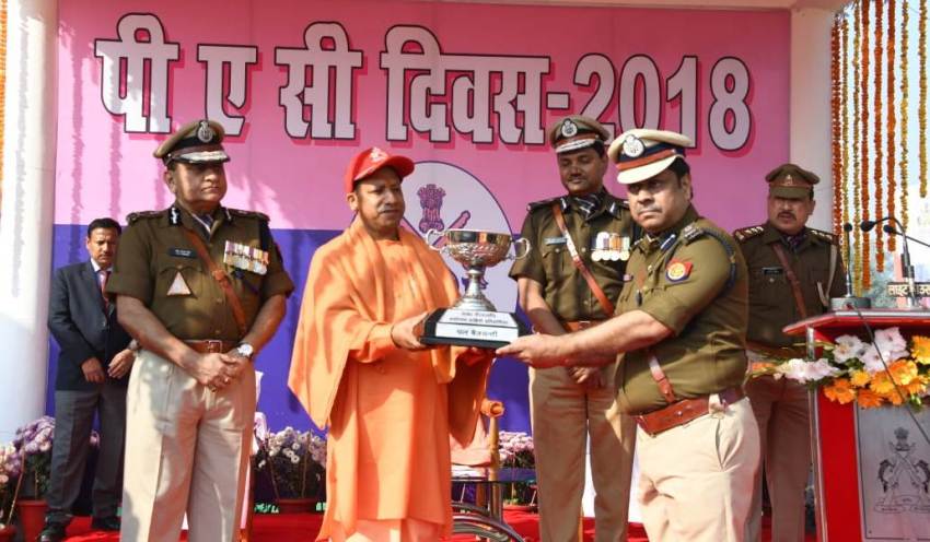 UPCM PAC स्थापना दिवस के अवसर अधिकारियों को उनके उत्कृष्ट कार्यों एवं उनकी कर्तव्यनिष्ठा के लिए सम्मानित करते हुए