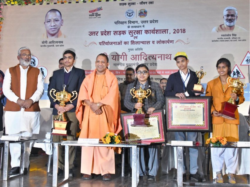 UPCM सड़क सुरक्षा कार्यशाला के कार्यक्रम में विभिन्‍न प्रतियोगिताओं के विजेता स्‍कूली बच्‍चों को सम्‍मानित करते हुए