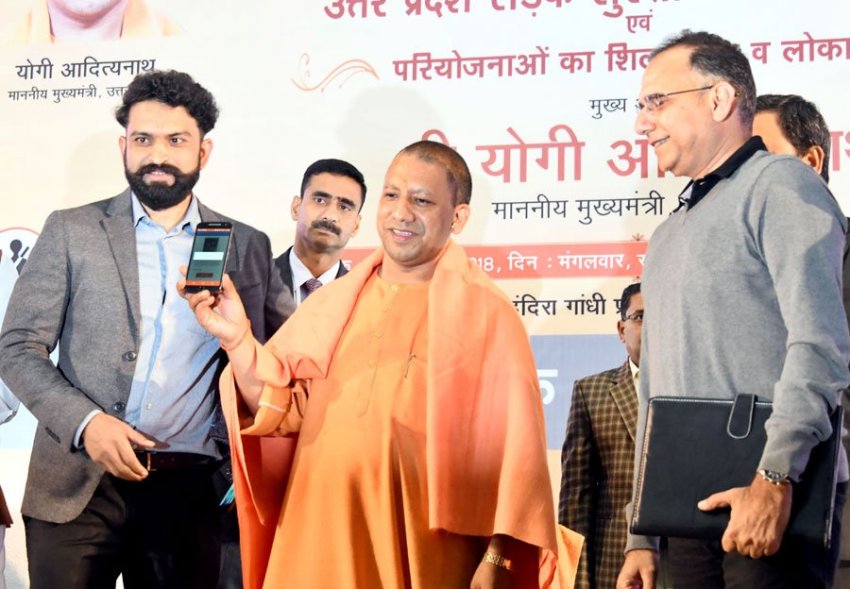 UPCM स्‍वच्‍छ मोबाइल एप का बटन दबाकर शुभारम्‍भ करते हुए