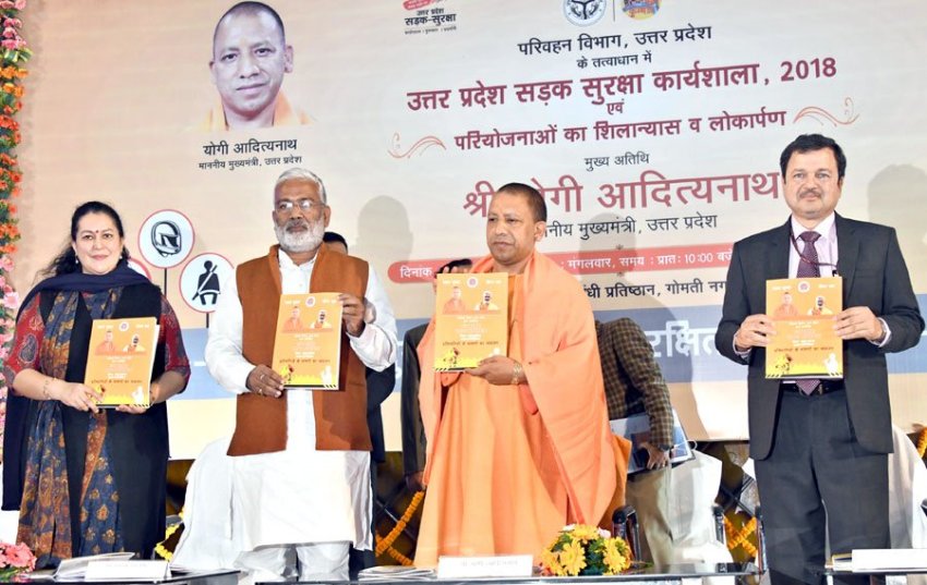 UPCM सड़क सुरक्षा कार्यशाला के कार्यक्रम में चालक हेल्‍थ कार्ड का विमोचन करते हुए