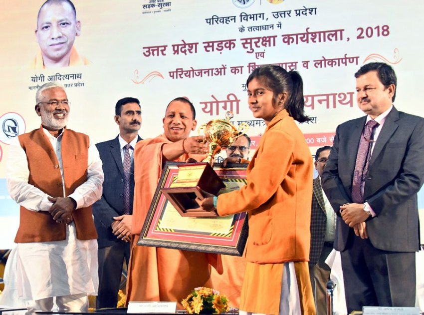 UPCM सड़क सुरक्षा कार्यशाला के कार्यक्रम में विभिन्‍न प्रतियोगिताओं के विजेता स्‍कूली बच्‍चों को सम्‍मानित करते हुए