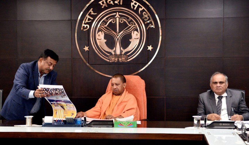 UPCM लोकभवन में प्रयागराज ‘कुम्भ-2019’ के प्रस्तुतीकरण के अवसर पर बैठक की अध्‍यक्षता करते हुए