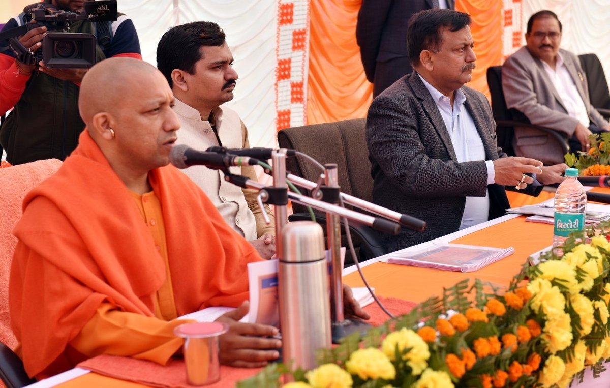 UPCM जनपद गाज़ीपुर में पूर्वांचल एक्सप्रेस-वे का निरीक्षण कर अधिकारियों के साथ कार्य प्रगति की समीक्षा करते हुए