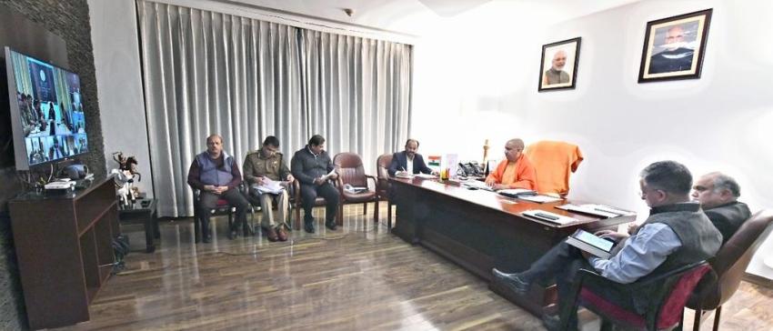 UPCM 5-कालीदास मार्ग पर क्रिसमस-डे एवं पूर्व प्रधानमंत्री स्वर्गीय अटल बिहारी वाजपेयी की जयंती के अवसर पर कानून व्यवस्था के सम्बन्ध में वीडियो कॉन्फ्रेसिंग करते हुए