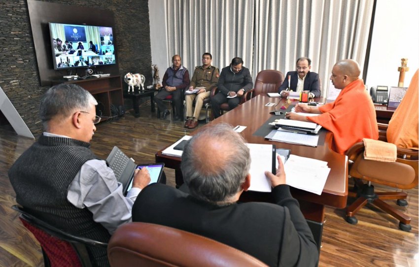 UPCM 5-कालीदास मार्ग पर क्रिसमस-डे एवं पूर्व प्रधानमंत्री स्वर्गीय अटल बिहारी वाजपेयी की जयंती के अवसर पर कानून व्यवस्था के सम्बन्ध में वीडियो कॉन्फ्रेसिंग करते हुए