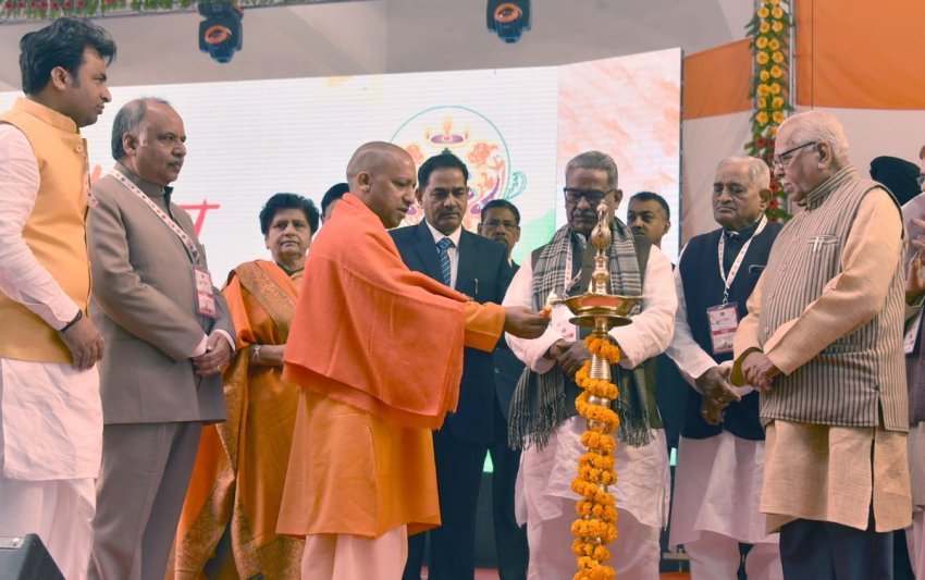UPCM और राज्यपाल ‘युवा कुम्भ’ के उद्घाटन सत्र में दीप प्रज्ज्वलित करते हुए