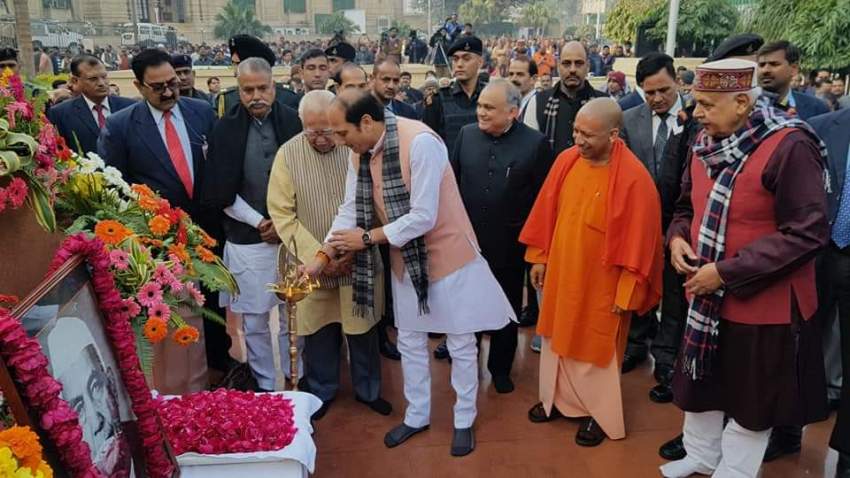 मंत्री सुरेश राणा पूर्व प्रधानमंत्री स्वर्गीय चौधरी चरण सिंह की 116वीं जयंती पर उनकी प्रतिमा पर माल्यार्पण व पुष्प अर्पित करते हुए
