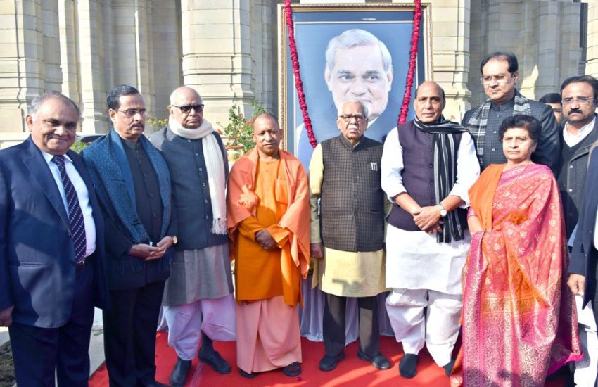 UPCM, राज्यपाल, गृह मंत्री , उप-मुख्यमंत्री, मुख्य सचिव और मेयर पूर्व प्रधानमंत्री श्रद्धेय अटल बिहारी वाजपेयी के चित्र पर माल्यार्पण के दौरान