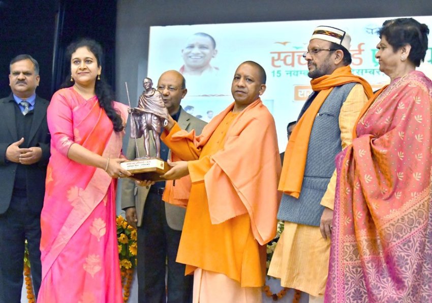 UPCM ‘स्वच्छ वार्ड प्रतिस्पर्धा’ में स्वच्छता के लिए विशेष प्रयास करने हेतु जिलाधिकारी गाजियाबाद को सम्मानित करते हुए