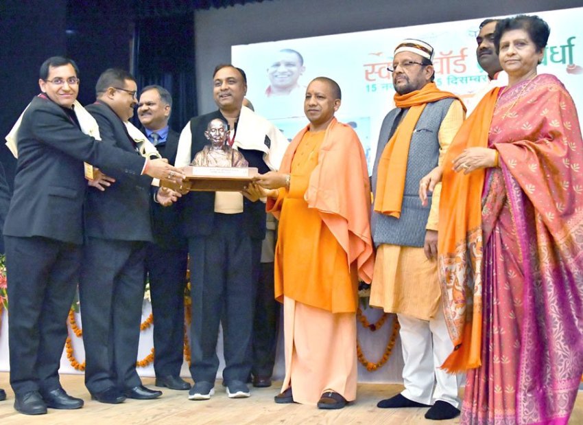 UPCM स्वच्छ वार्ड प्रतिस्पर्धा के राज्य स्तरीय पुरस्कार वितरण कार्यक्रम में विजेताओं को सम्मानित करते हुए