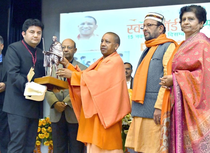 UPCM ‘स्वच्छ वार्ड प्रतिस्पर्धा’ में स्वच्छता के लिए जिलाधिकारी शाहजहांपुर को पुरस्कृत करते हुए