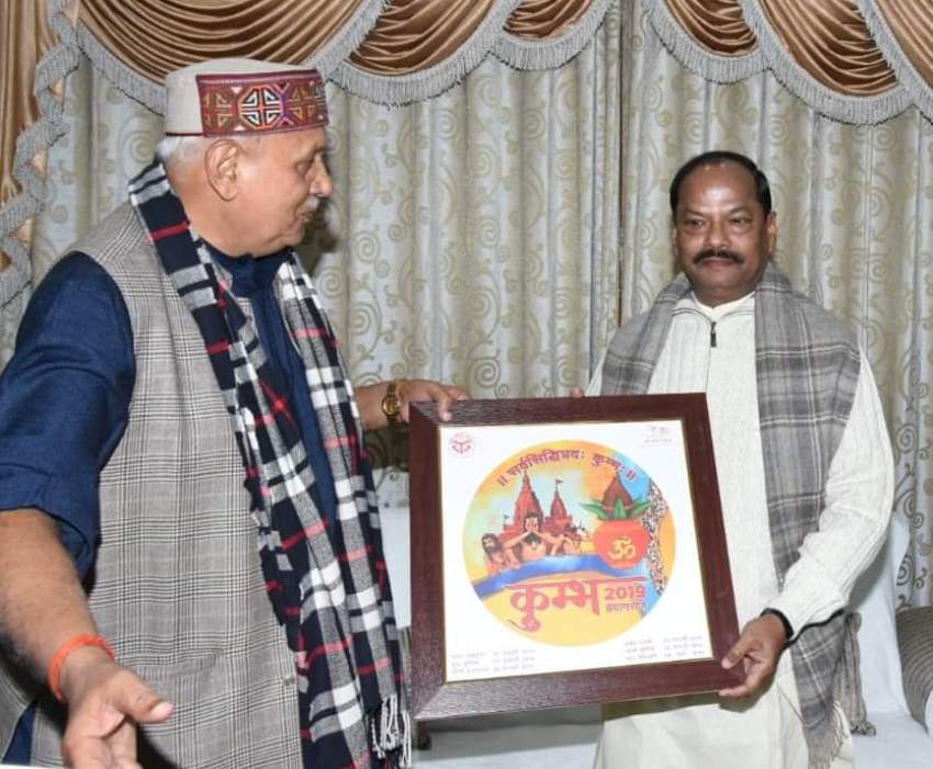 कृषि मंत्री सूर्य प्रताप शाही झारखण्ड मुख्यमंत्री रघुबर दास को कुम्भ का लोगो भेंट करते हुए
