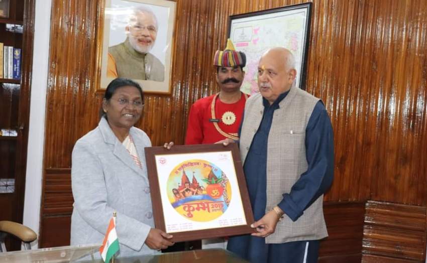 कृषि मंत्री सूर्य प्रताप शाही झारखण्ड राज्यपाल द्रौपदी मुर्मू को कुम्भ का लोगो भेंट करते हुए