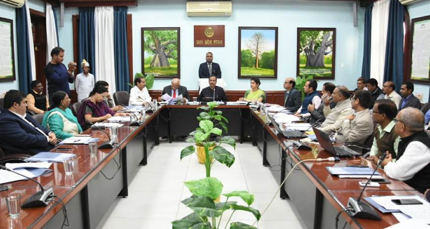 UP_Dy_CM डॉ. दिनेश शर्मा  विधान भवन में बैठक करते हुए