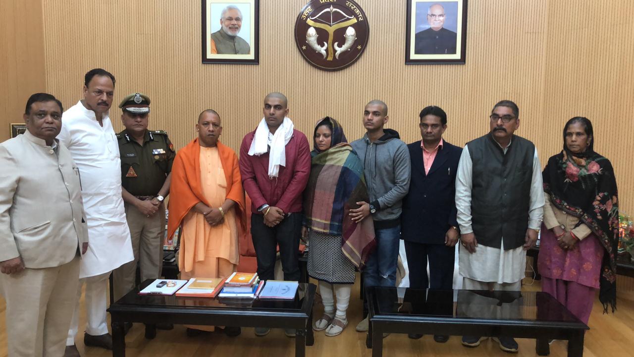 UPCM से 5KD पर दिवंगत इंस्पेक्टर सुबोध कुमार के परिजनों ने मुलाकात की और साथ में DGP भी मौजूद रहे