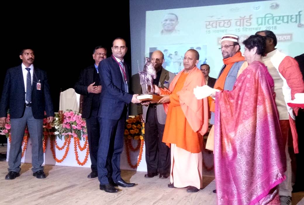 UPCM ‘स्वच्छ वार्ड प्रतिस्पर्धा’ में स्वच्छता के लिए विशेष प्रयास करने हेतु जिलाधिकारी झाँसी शिव सहाय अवस्थी को सम्मानित करते हुए