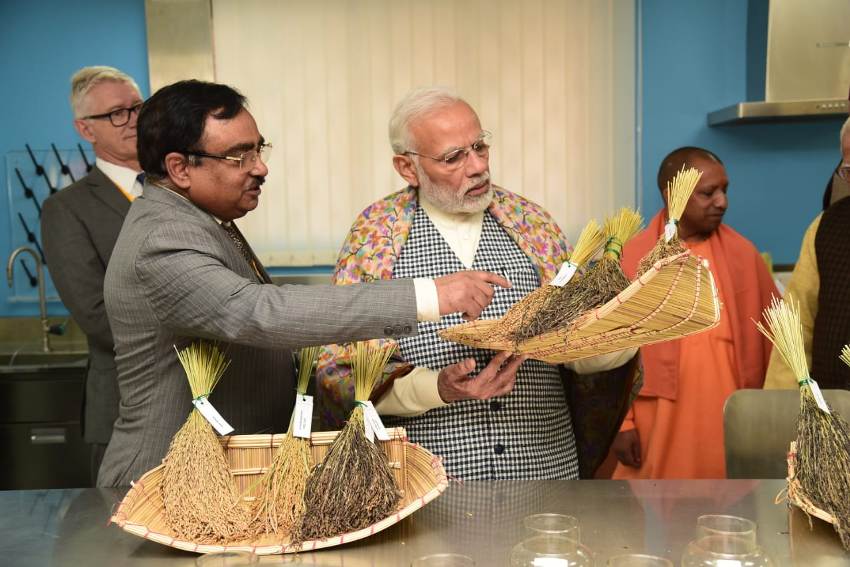 प्रधानमंत्री IRRI दक्षिण एशिया क्षेत्रीय केन्द्र की अत्याधुनिक प्रयोगशालाओं का निरीक्षण और संस्थान के वैज्ञानिकों के साथ बातचीत करते हुए