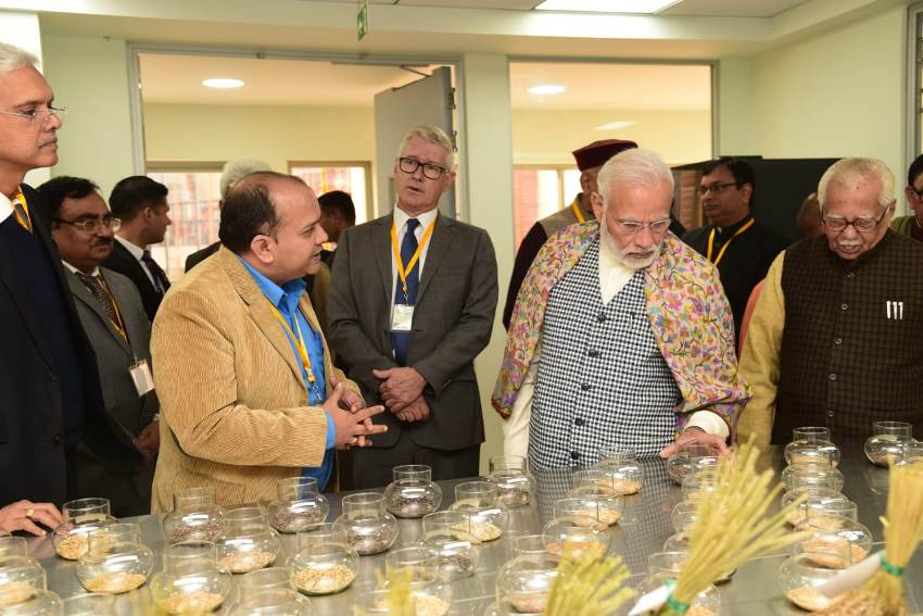 प्रधानमंत्री IRRI दक्षिण एशिया क्षेत्रीय केन्द्र की अत्याधुनिक प्रयोगशालाओं का निरीक्षण करते हुए