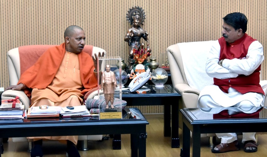 UPCM अपने सरकारी आवास पर गुजरात के प्रतिनिधि मंडल से मुलाकात करते हुए