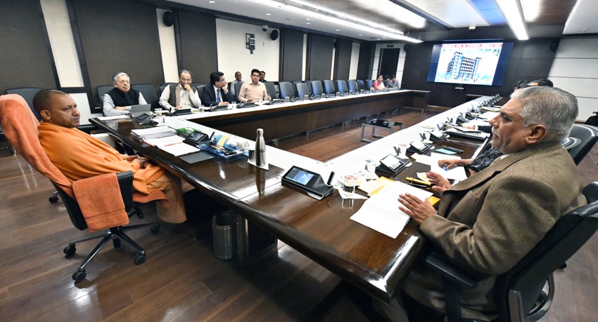 UPCM उ.प्र. राज्य आपदा प्रबन्ध प्राधिकरण का प्रस्तुतिकरण देखते हुए