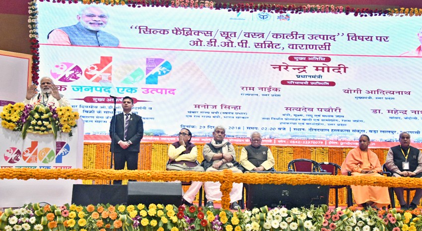 PM मोदी कार्यक्रम को सम्बोधित करते हुए
