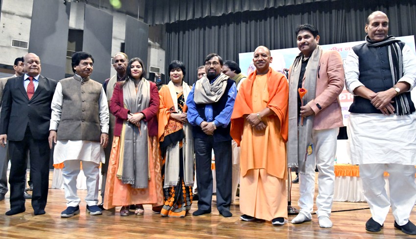 UPCM पूर्व PM अटल बिहारी वाजपेयी की जयन्ती की पूर्व संध्या पर आयोजित 'काव्य संध्या' में कवियों के साथ