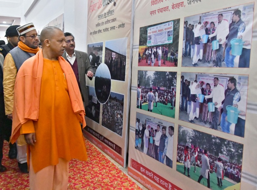 UPCM ‘स्वच्छ वार्ड प्रतिस्पर्धा’ में प्रदर्शनी का अवलोकन करते हुए