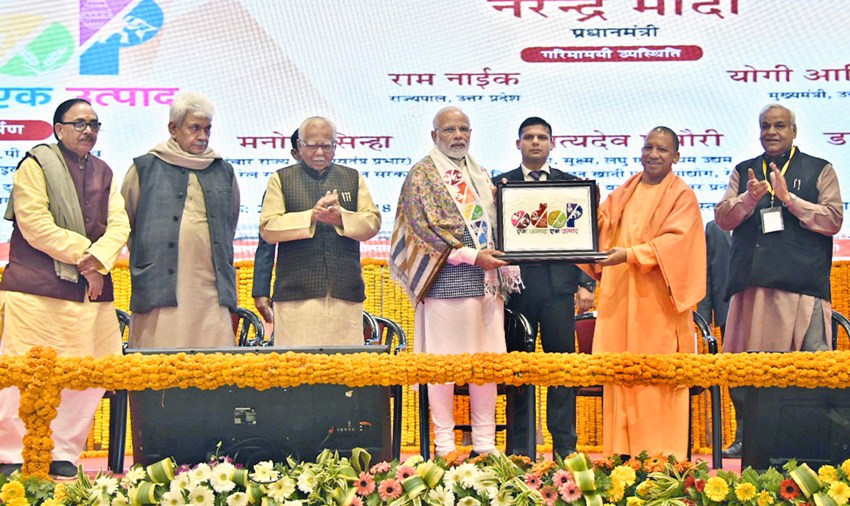 PM बड़ालालपुर स्थित हस्तकला संकुल में ‘वन डिस्ट्रिक्ट वन प्रोडक्ट’ के कैटलॉग का विमोचन करते हुए
