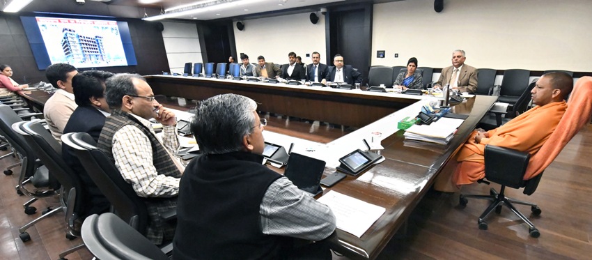 UPCM उ.प्र. राज्य आपदा प्रबन्ध प्राधिकरण का प्रस्तुतिकरण देखते हुए