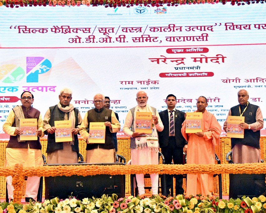 PM बड़ालालपुर स्थित हस्तकला संकुल में कुम्भ की कॉफी टेबल बुक का विमोचन करते हुए