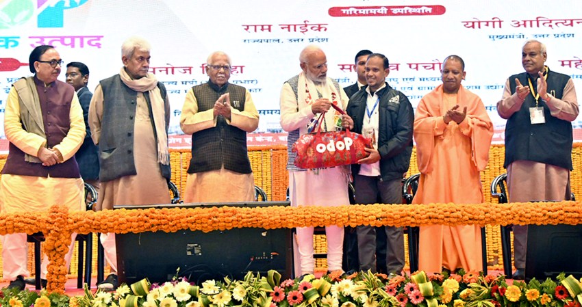 PM मोदी ‘एक जनपद एक उत्पाद’ के लाभार्थियों को टूल किट प्रदान करते हुए