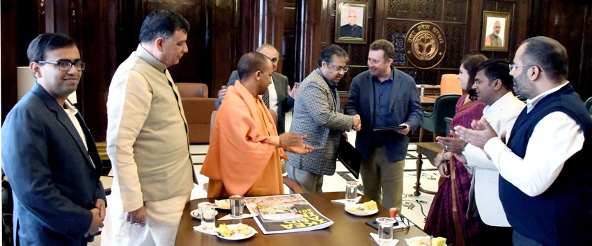 UPCM लोकभवन में UP Govt. और आइकिया इण्डिया के साथ एमओयू पर हस्ताक्षर करते हुए