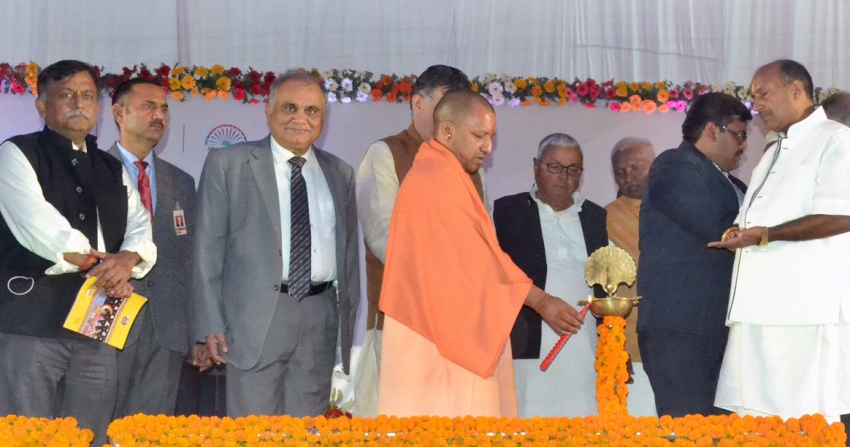 UPCM दीप प्रज्ज्वलित कर कार्यक्रम का शुभारम्भ करते हुए