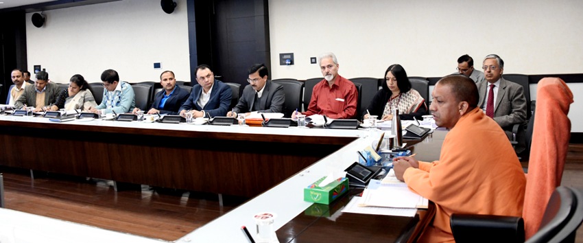 UPCM लोक भवन में केन्द्रीय बाढ़ आयोग के अधिकारियों के साथ बैठक करते हुए