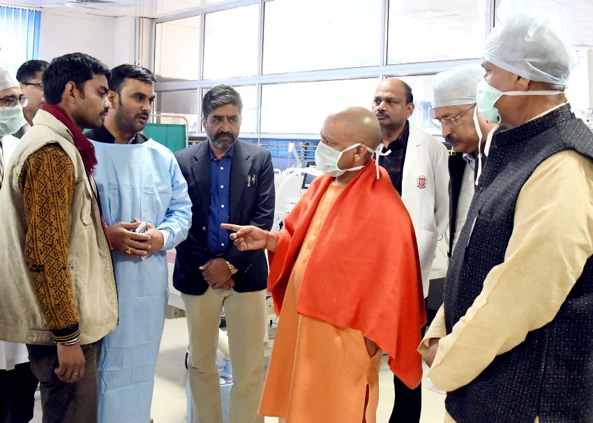 UPCM किंग जाॅर्ज चिकित्सा विश्वविद्यालय के ट्राॅमा सेण्टर पहुंचकर चिकित्सकों को बच्चे के समुचित उपचार किए जाने के निर्देश देते हुए