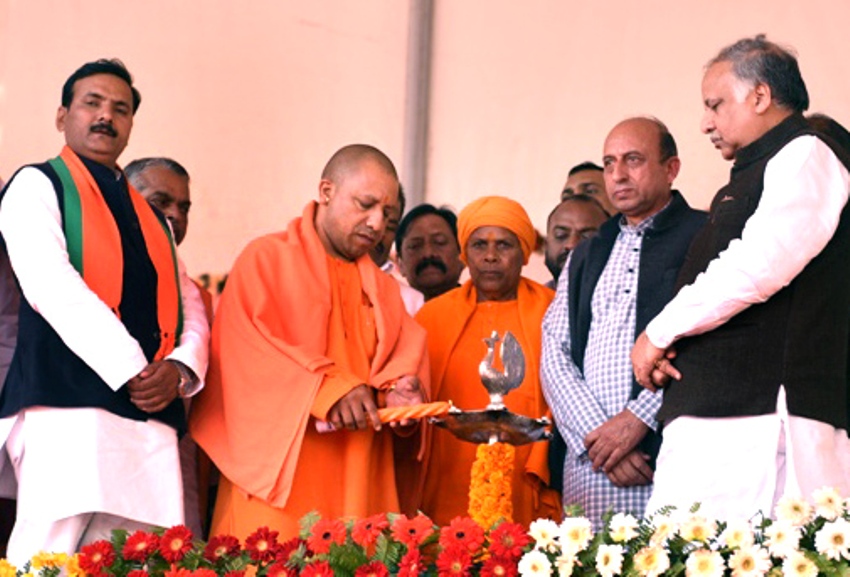 UPCM सिद्धार्थनगर में दीप प्रज्ज्वलित कर कार्यक्रम शुभारंभ करते हुए