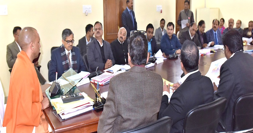 UPCM गोरखपुर में सर्किट हाउस में अधिकारियों के साथ विकास कार्यों की समीक्षा बैठक करते हुए