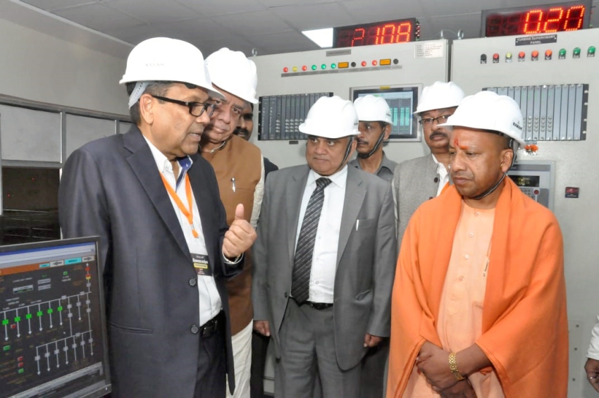 UPCM गोरखपुर के दक्षिणान्चल में बायोफ्यूल प्लान्ट के बारे में जानकारी लेते हुए