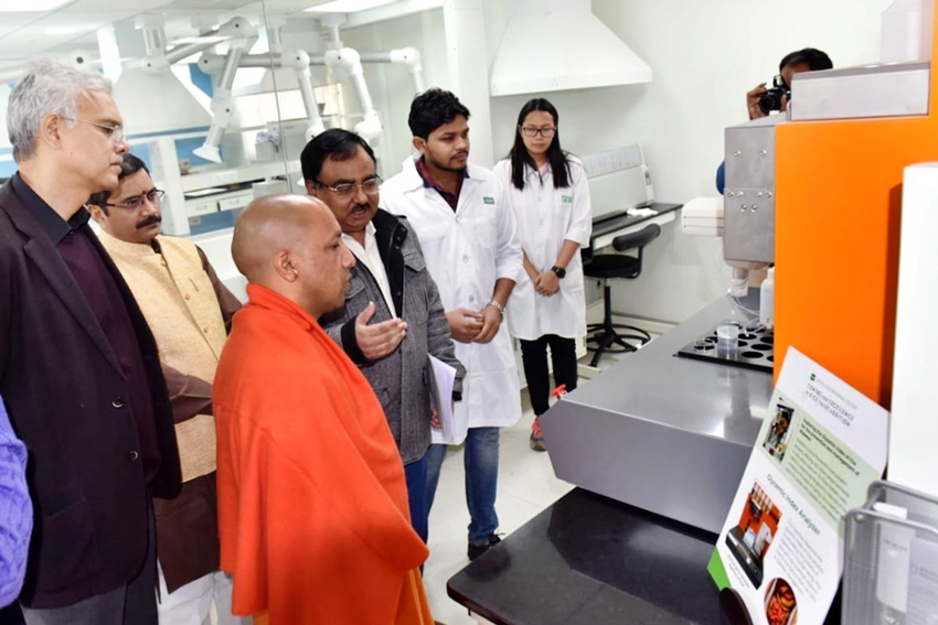 UPCM वाराणसी में अंतरराष्ट्रीय चावल अनुसंधान केंद्र का भ्रमण कर व्यवस्थाओं की समीक्षा करते हुए