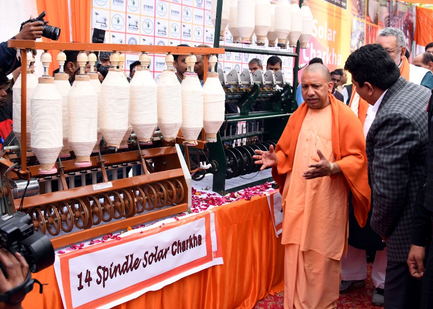 UPCM प्रदर्शनी का अवलोकन करते हुए