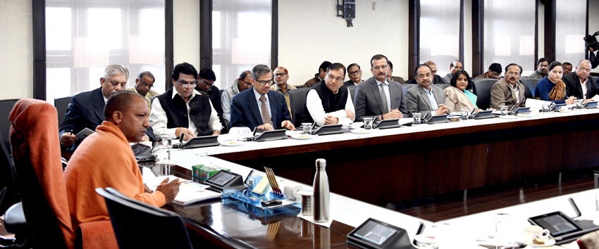 UPCM लोक भवन में केन्द्रीय बाढ़ आयोग के अधिकारियों के साथ बैठक करते हुए