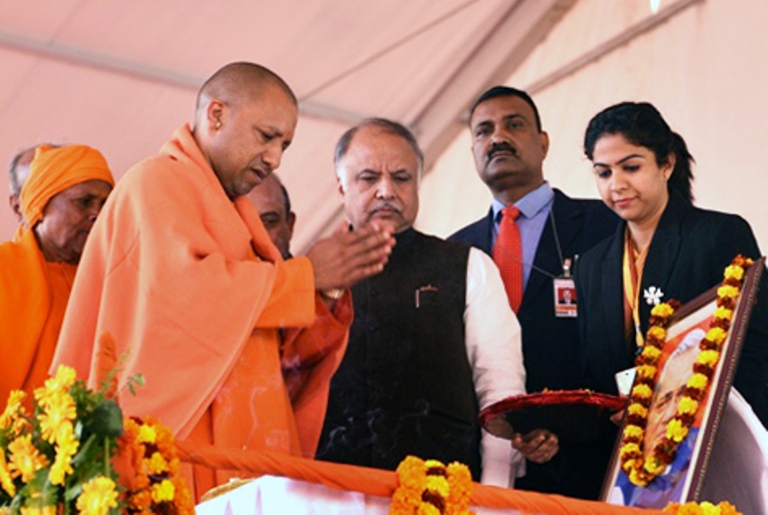 UPCM सिद्धार्थनगर में भारत रत्न पूर्व PM अटल बिहारी वापजेयी की 95वीं जयन्ती पर पुष्पांजलि अर्पित करते हुए