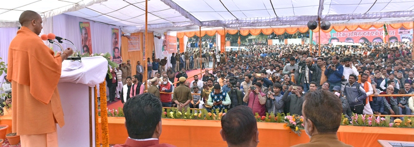 UPCM गोरखपुर में कार्यक्रम को सम्बोधित करते हुए