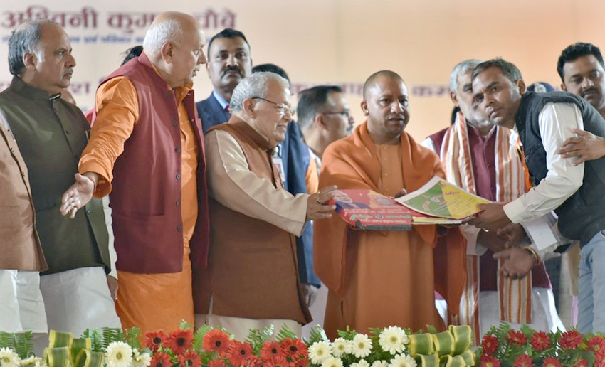 UPCM लाभार्थियों को ट्रैक्टर की चाभी और चेक प्रदान करते हुए