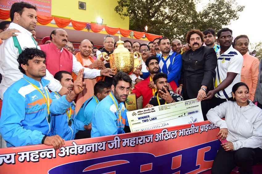 UPCM गोरखपुर में विजयी प्रतिभागियों को सम्मानित करते हुए