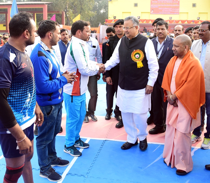 UPCM प्रतिभागियों से मुलाकात करते हुए